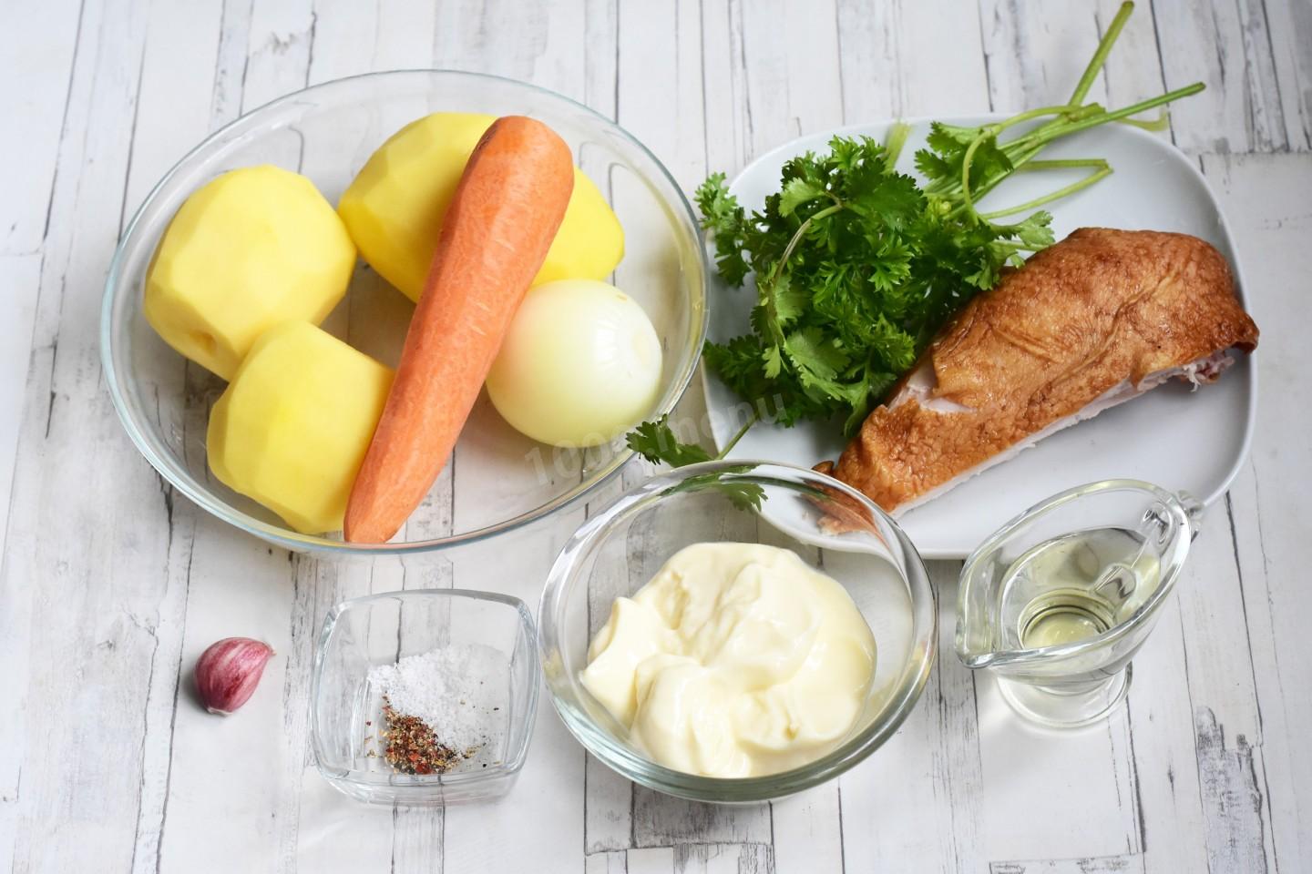 Шаг 1 приготовления Сырный суп с копченой курицей