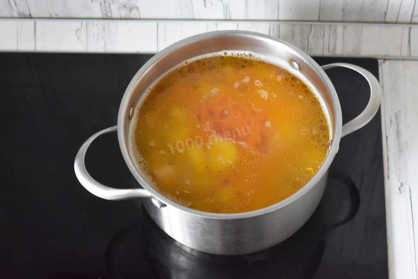 Шаг 10 приготовления Сырный суп с копченой курицей