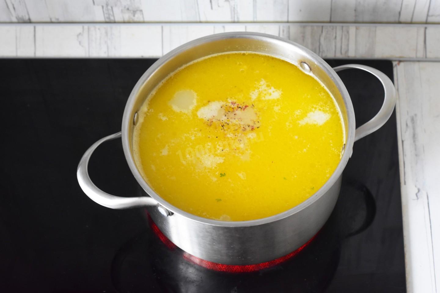 Шаг 11 приготовления Сырный суп с копченой курицей