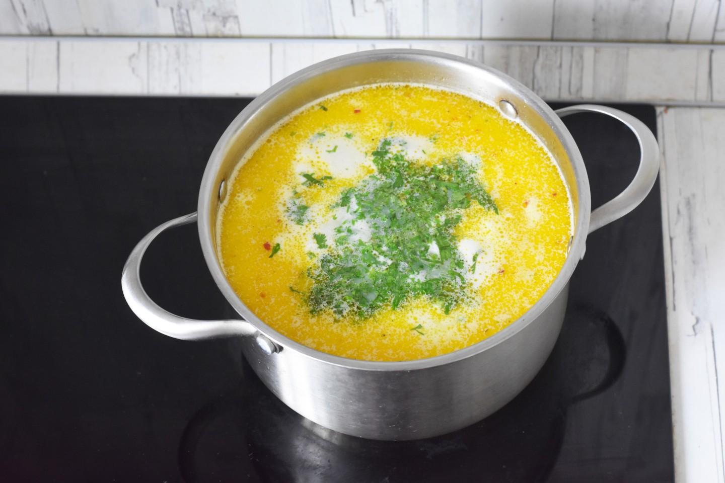 Шаг 12 приготовления Сырный суп с копченой курицей