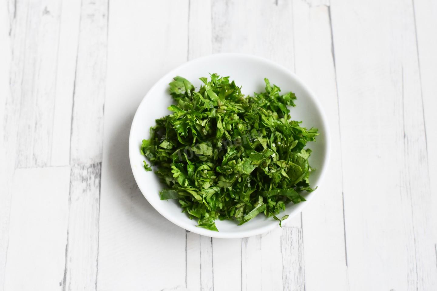 Шаг 5 приготовления Сырный суп с копченой курицей