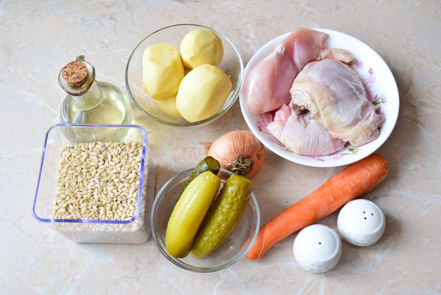 Шаг 1 приготовления Рассольник с курицей классический