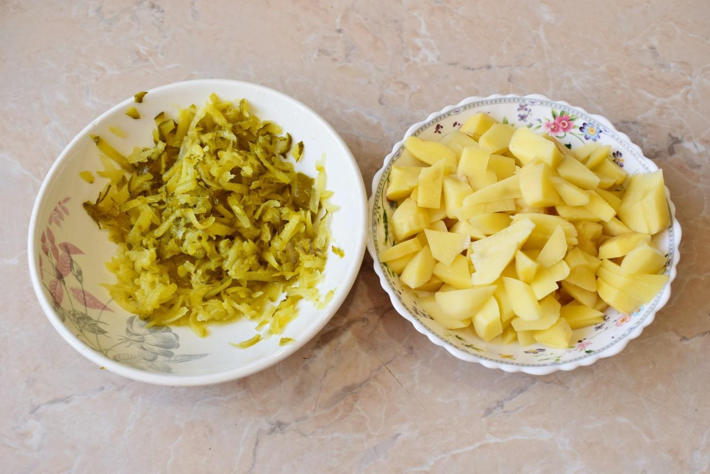 Шаг 3 приготовления Рассольник с курицей классический