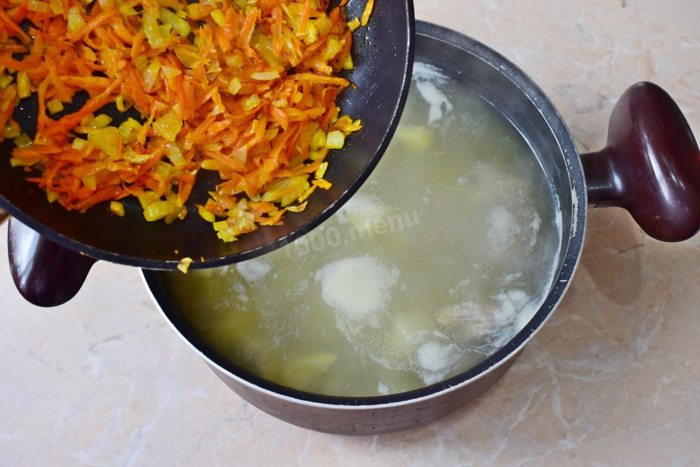 Шаг 5 приготовления Рассольник с курицей классический