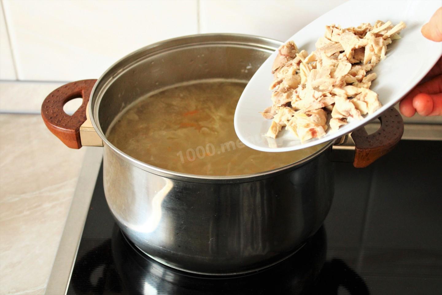 Шаг 12 приготовления Щи из квашеной капусты с курицей