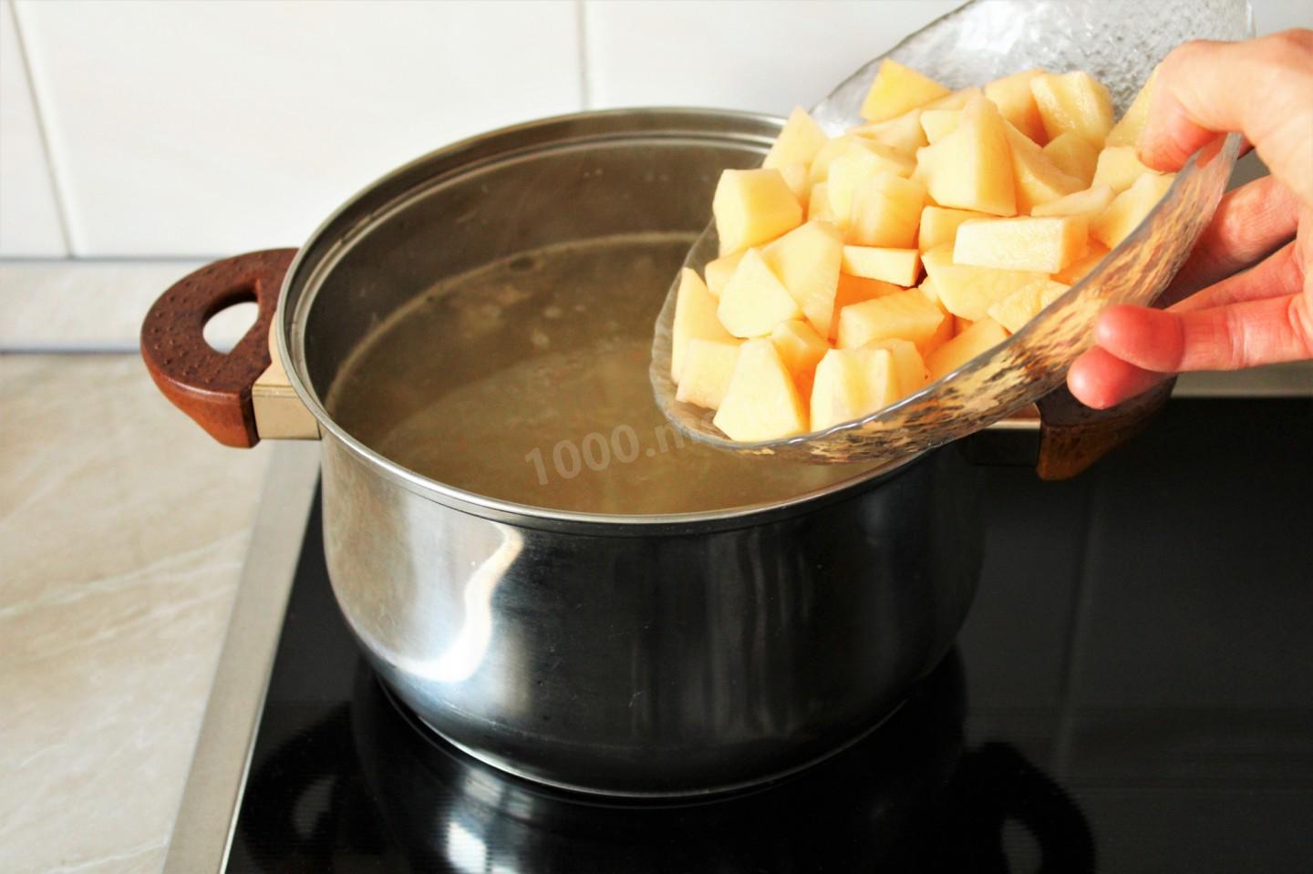 Шаг 13 приготовления Щи из квашеной капусты с курицей