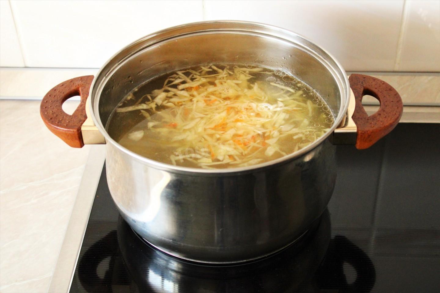 Шаг 5 приготовления Щи из квашеной капусты с курицей