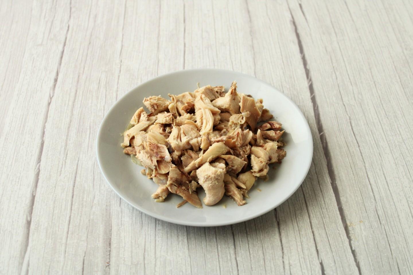 Шаг 6 приготовления Щи из квашеной капусты с курицей