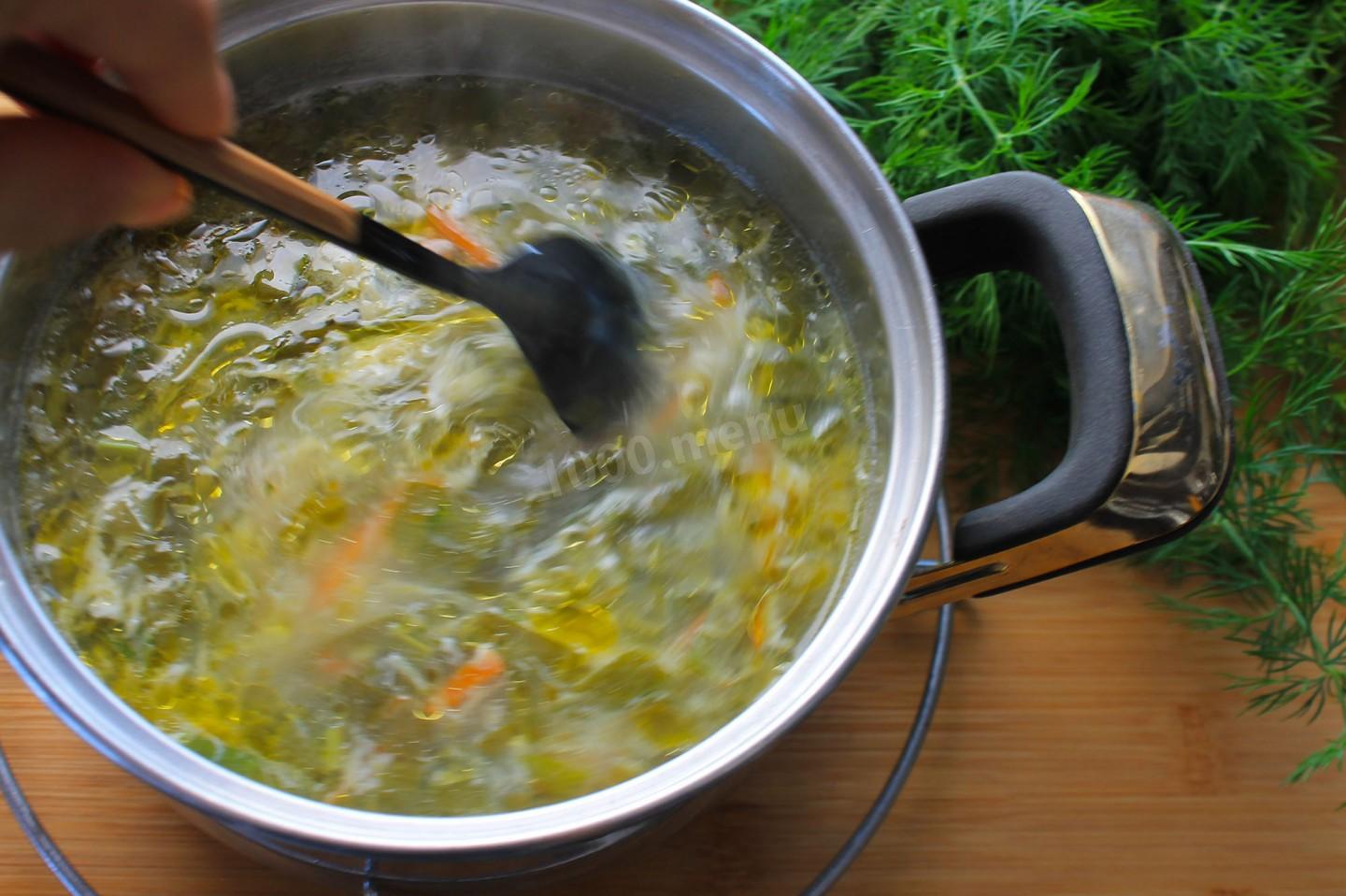 Шаг 11 приготовления Суп щавелевый без мяса с яйцом и рисом