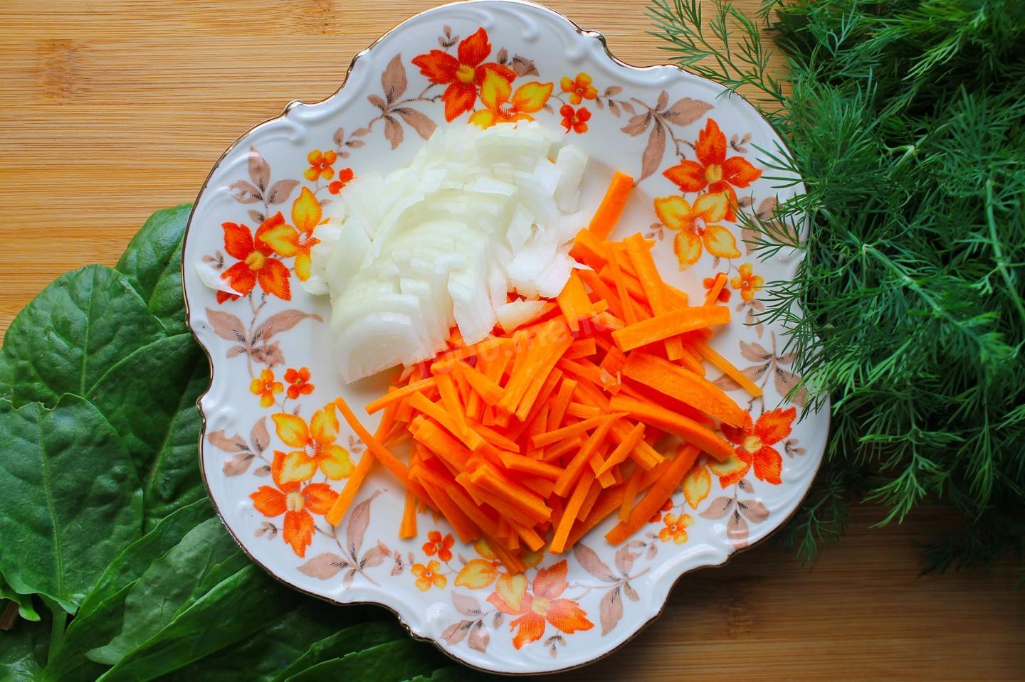 Шаг 5 приготовления Суп щавелевый без мяса с яйцом и рисом