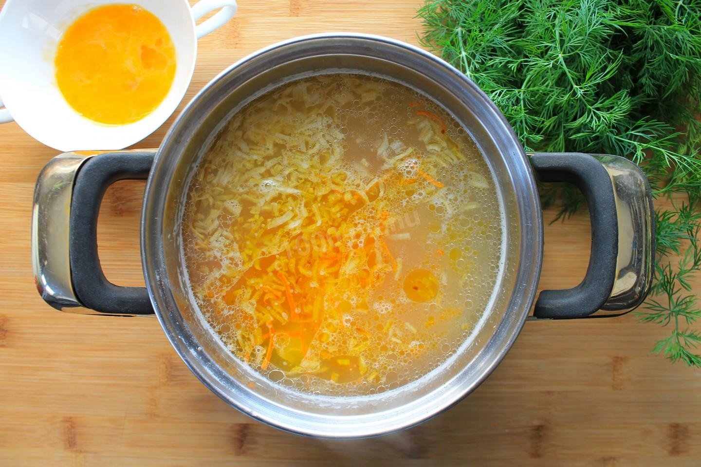 Шаг 8 приготовления Суп щавелевый без мяса с яйцом и рисом