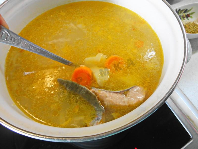 Шаг 8 приготовления Рыбный суп уха из кеты