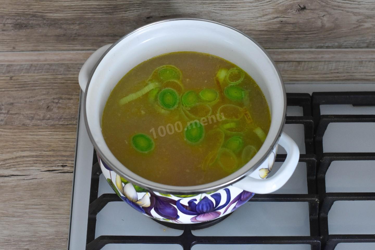 Шаг 11 приготовления Уха из форели со сливками классическая