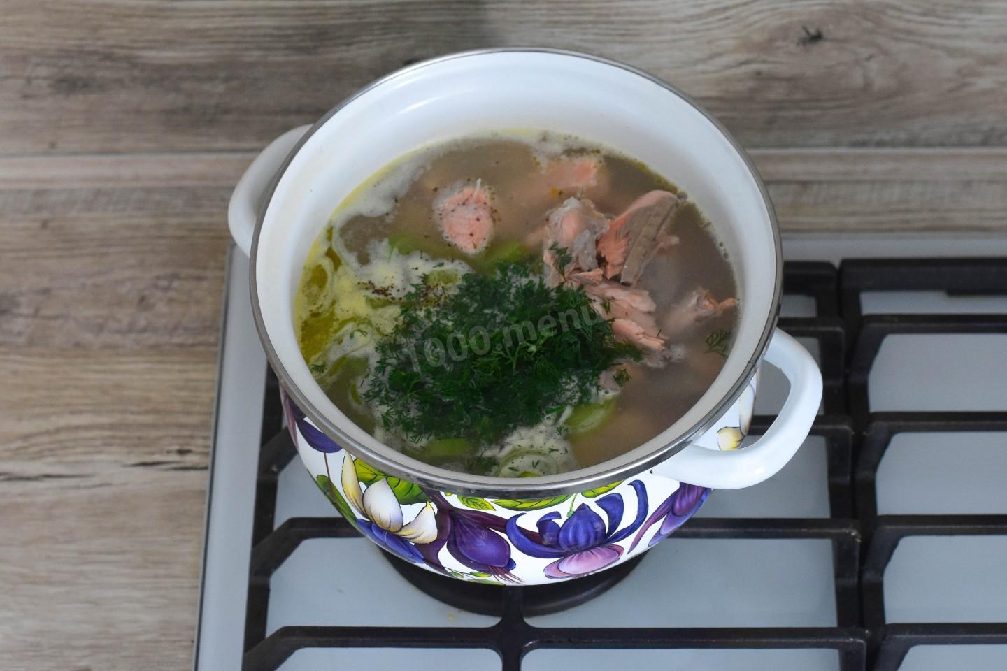 Шаг 12 приготовления Уха из форели со сливками классическая
