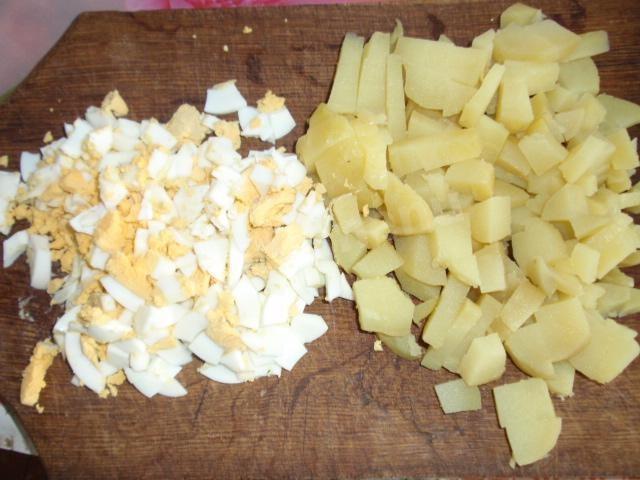 Шаг 2 приготовления Окрошка на курином бульоне