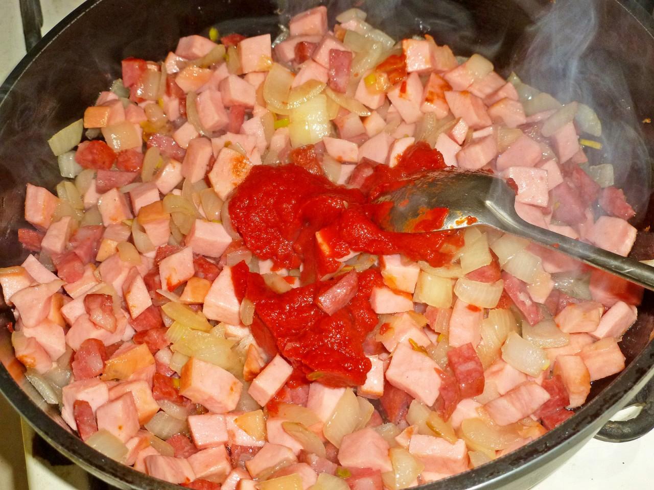 Шаг 10 приготовления Простая солянка классическая с колбасой без мяса