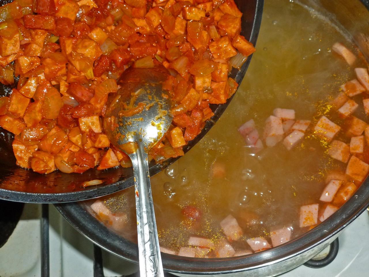 Шаг 12 приготовления Простая солянка классическая с колбасой без мяса