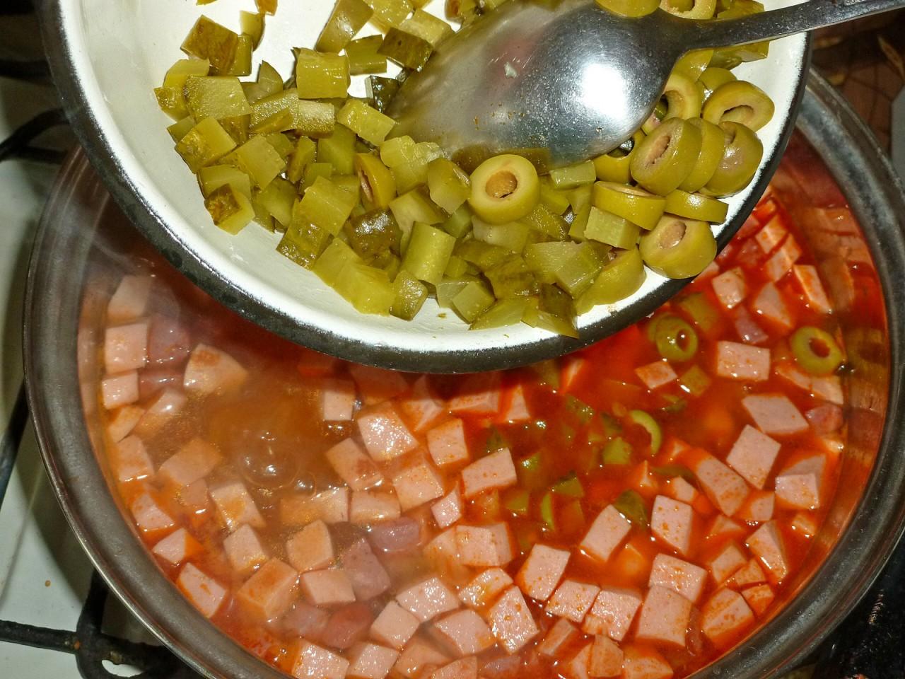 Шаг 13 приготовления Простая солянка классическая с колбасой без мяса