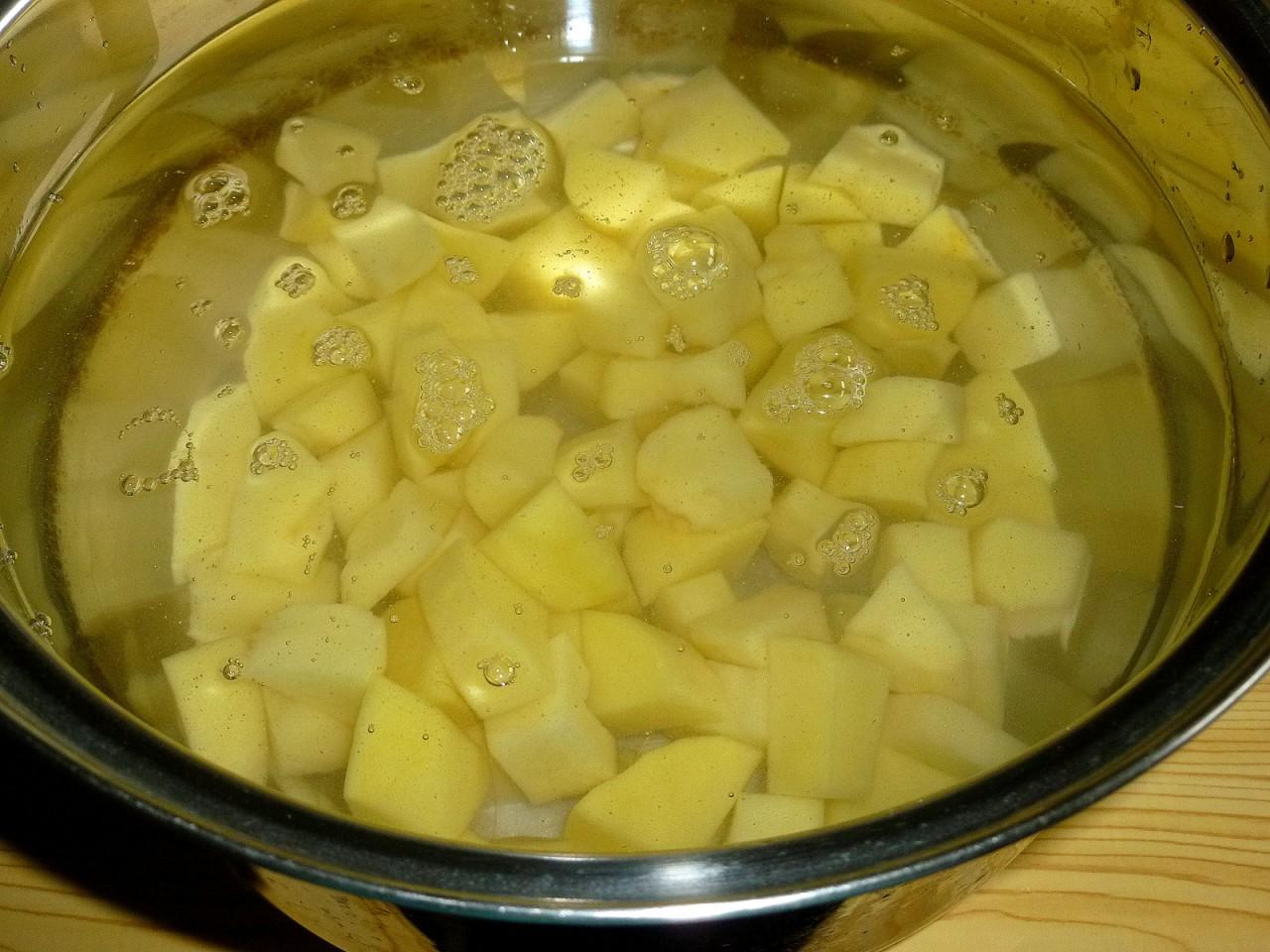 Шаг 3 приготовления Простая солянка классическая с колбасой без мяса