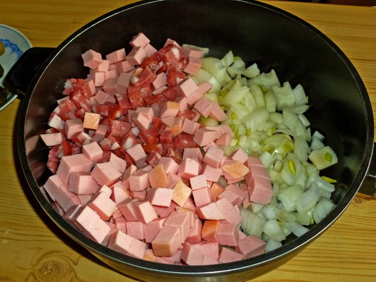 Шаг 6 приготовления Простая солянка классическая с колбасой без мяса