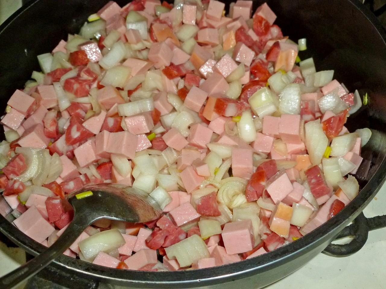 Шаг 7 приготовления Простая солянка классическая с колбасой без мяса