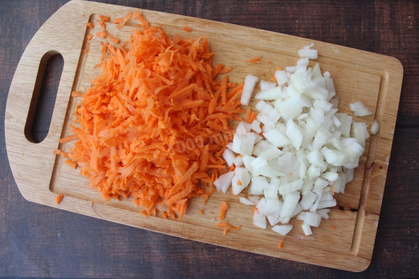 Шаг 5 приготовления Сырный суп с курицей и картошкой, плавленым сыром и рисом