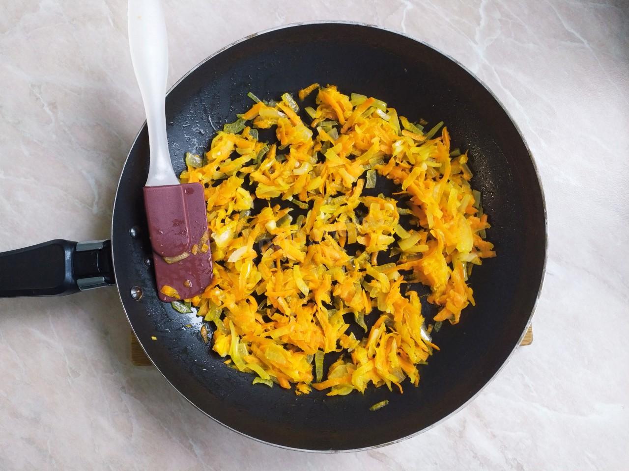 Шаг 3 приготовления Сливочный суп с плавленным сыром и курицей