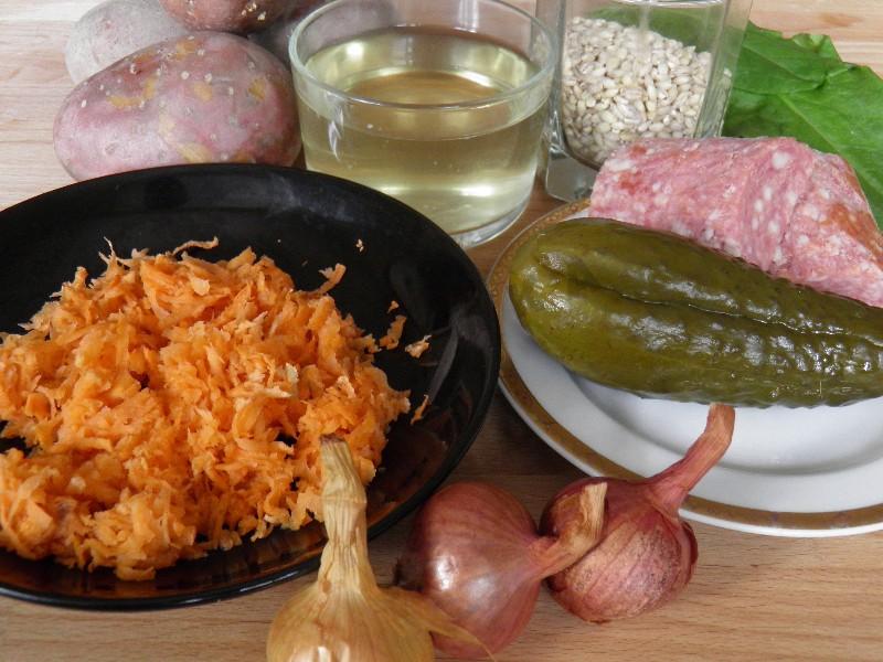 Шаг 1 приготовления Рассольник с копченой колбасой и перловкой