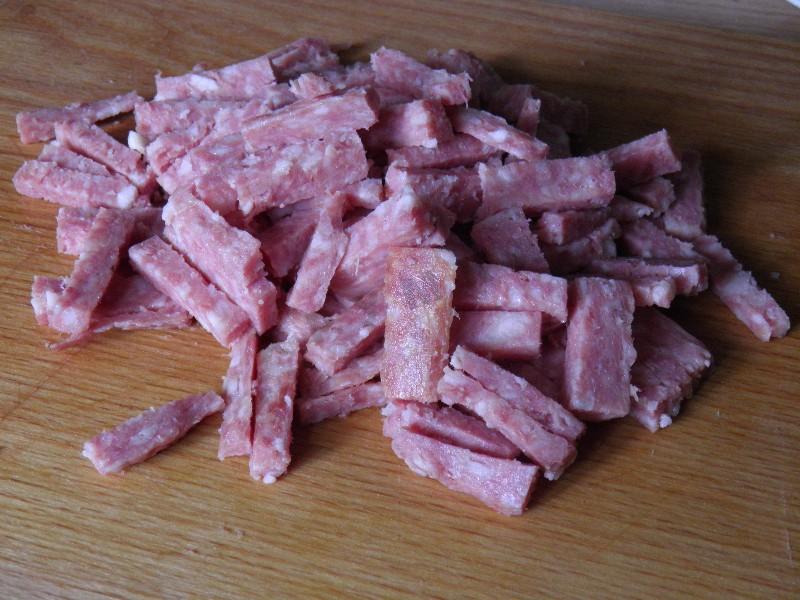 Шаг 3 приготовления Рассольник с копченой колбасой и перловкой