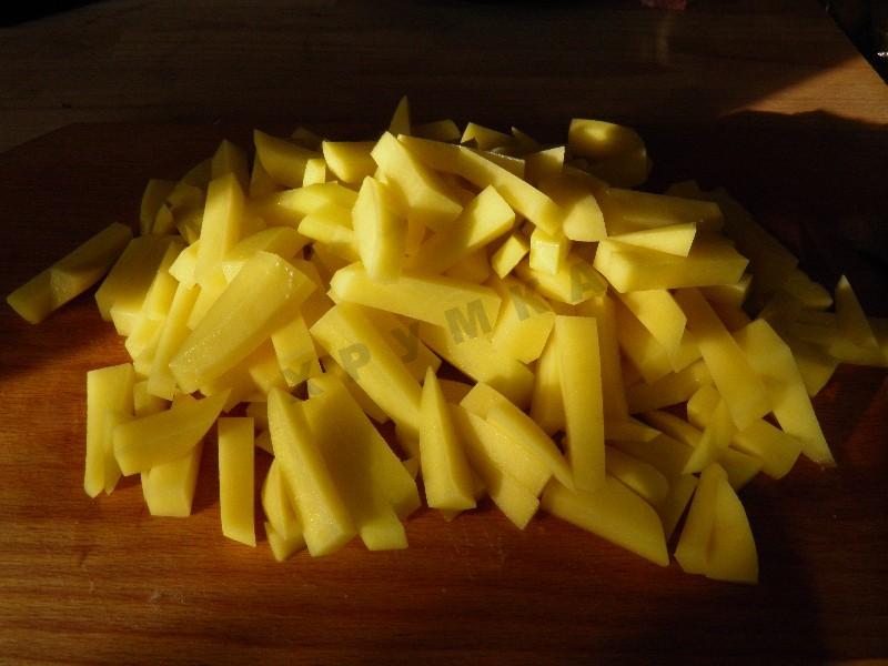 Шаг 4 приготовления Рассольник с копченой колбасой и перловкой