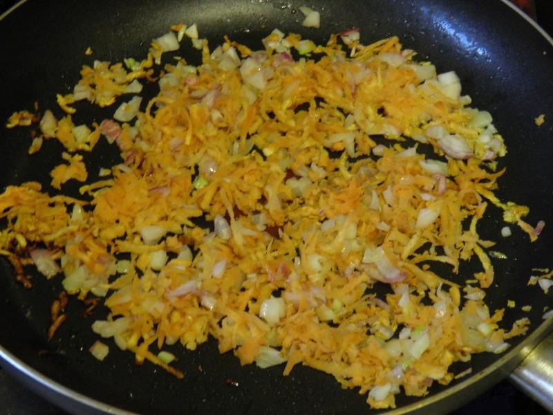 Шаг 7 приготовления Рассольник с копченой колбасой и перловкой