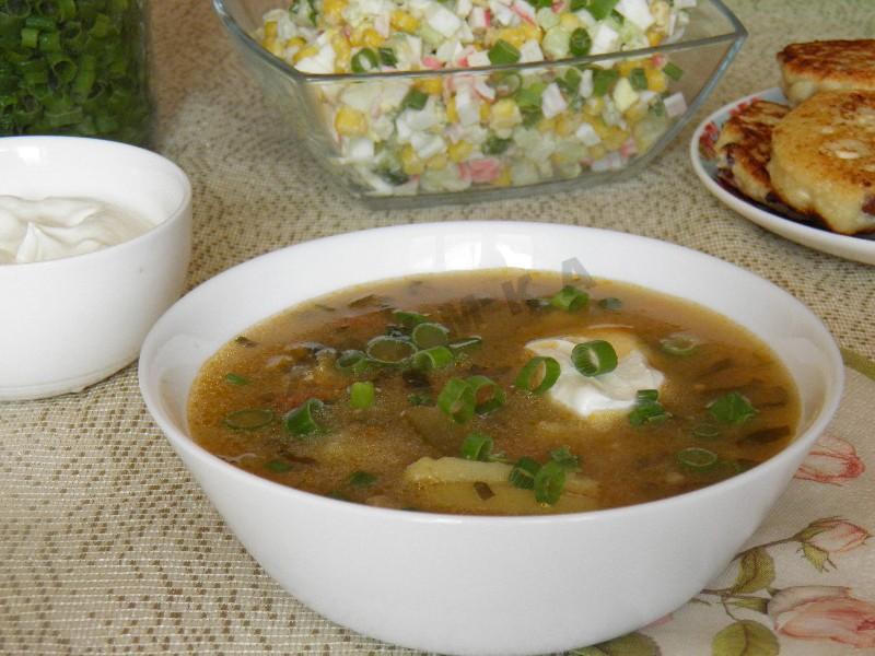 Шаг 8 приготовления Рассольник с копченой колбасой и перловкой