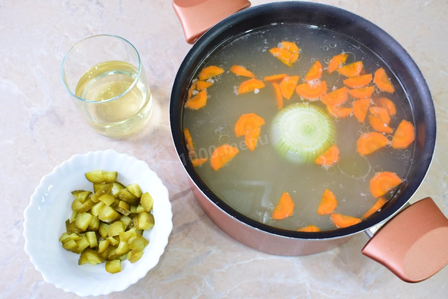 Шаг 5 приготовления Рассольник с курицей и рисом