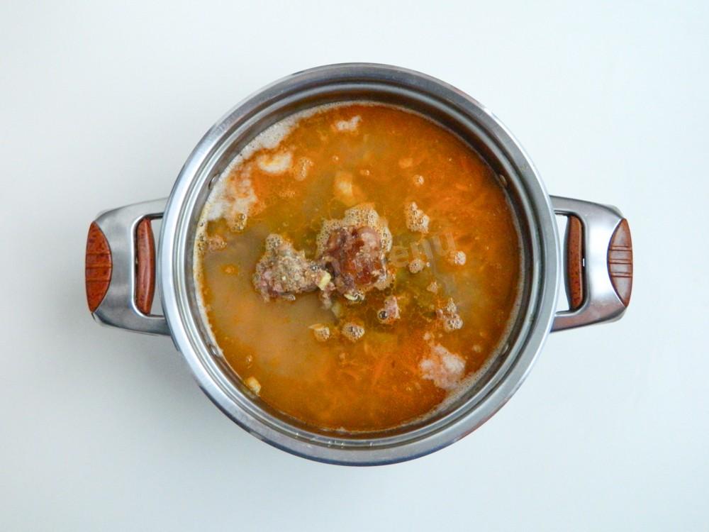 Шаг 10 приготовления Рассольник с тушенкой и перловкой