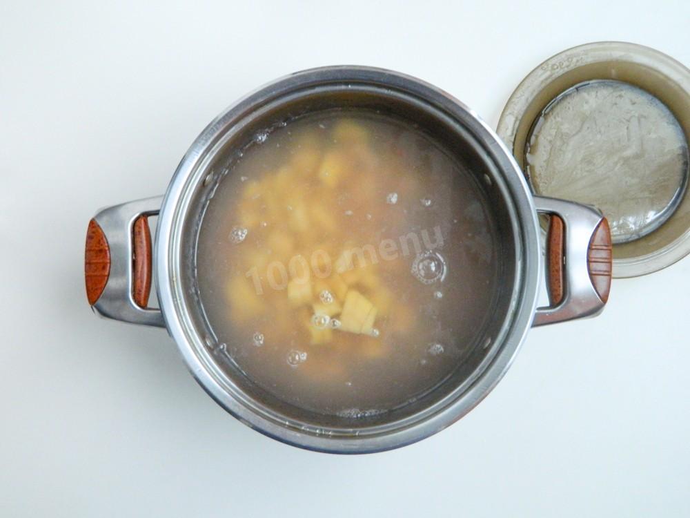 Шаг 6 приготовления Рассольник с тушенкой и перловкой