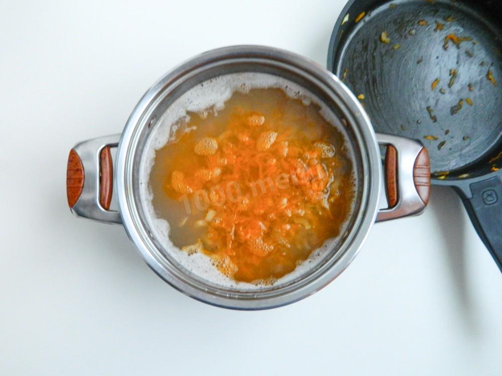Шаг 9 приготовления Рассольник с тушенкой и перловкой
