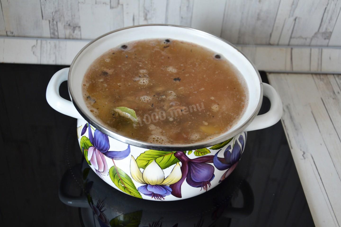 Шаг 7 приготовления Уха из сайры консервированной с рисом