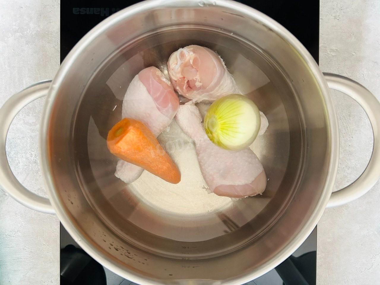 Шаг 2 приготовления Суп с фасолью грибами и курицей