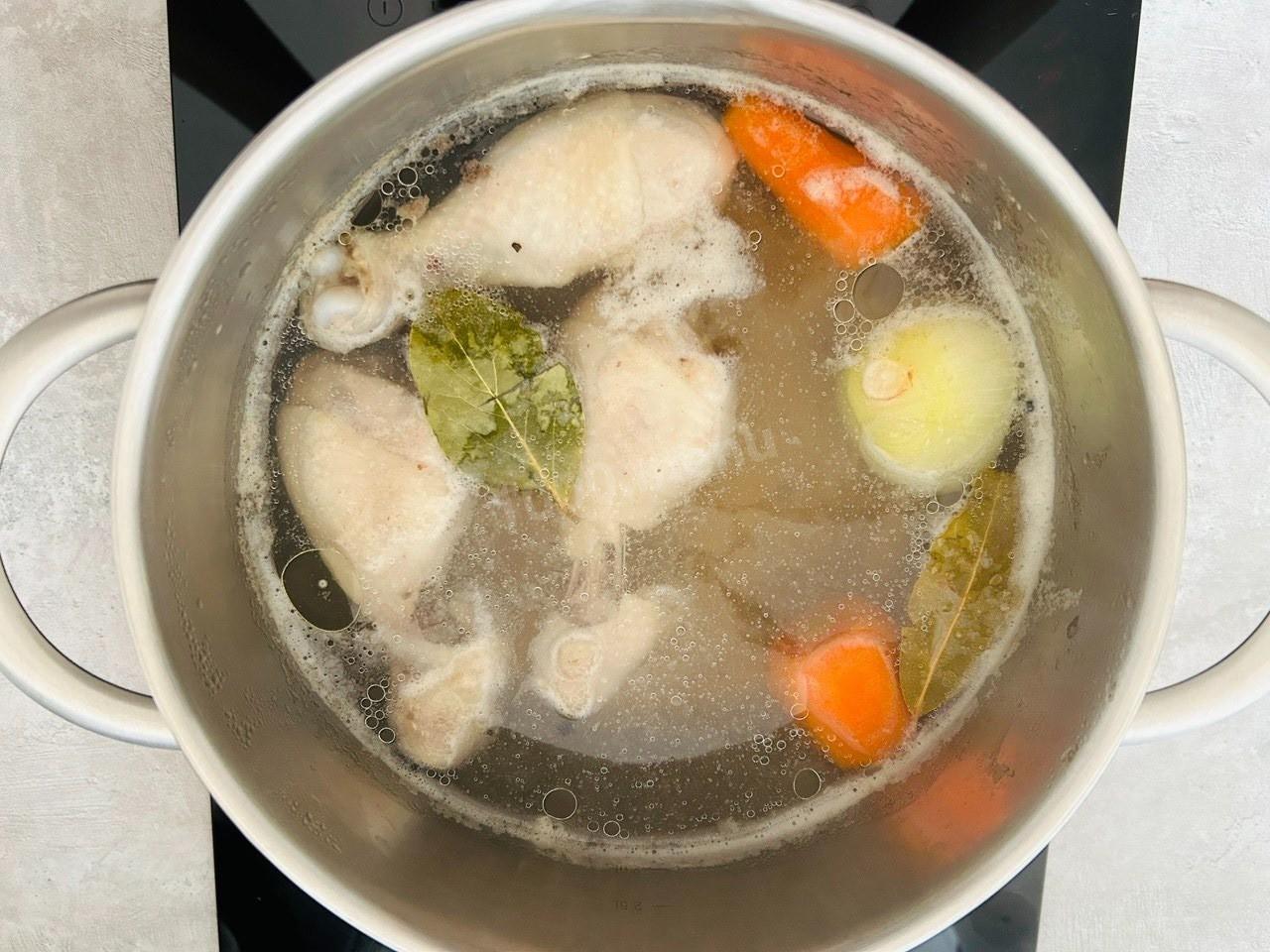 Шаг 3 приготовления Суп с фасолью грибами и курицей