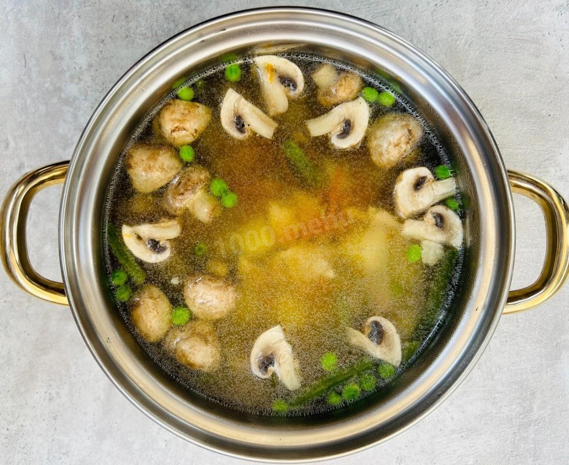 Шаг 8 приготовления Суп с фасолью грибами и курицей