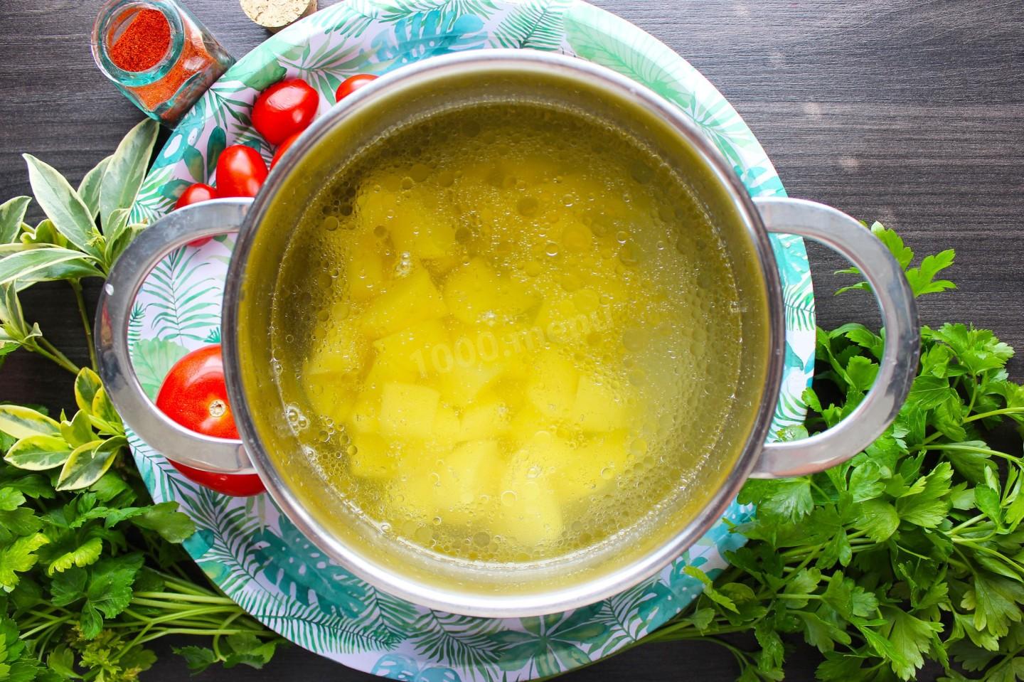 Шаг 5 приготовления Суп с рыбой креветками и овощами