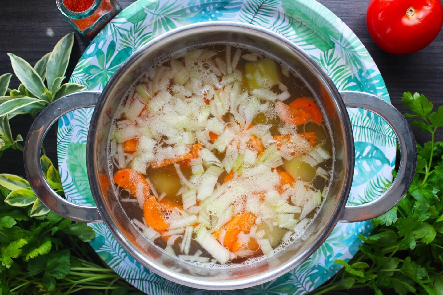 Шаг 8 приготовления Суп с рыбой креветками и овощами
