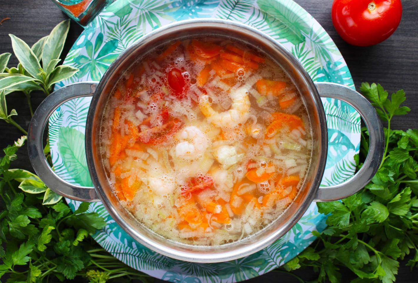 Шаг 9 приготовления Суп с рыбой креветками и овощами