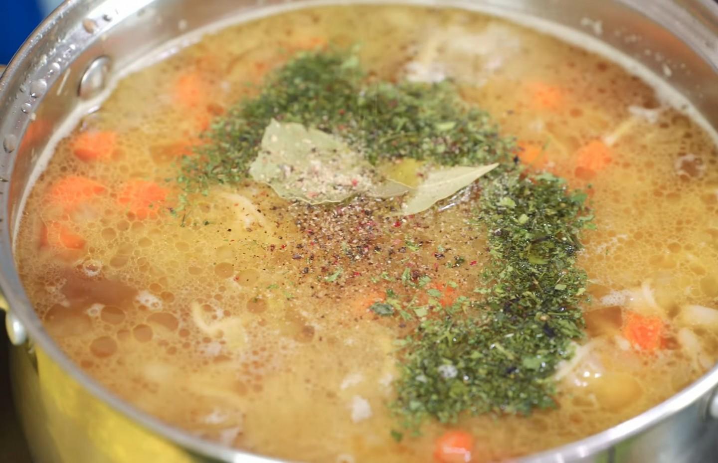 Шаг 16 приготовления Куриный суп с домашней лапшой без картошки