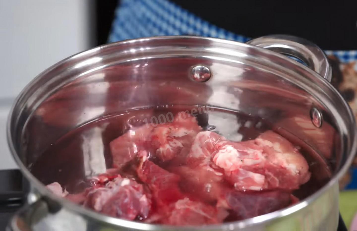 Шаг 2 приготовления Густой мясной суп с тыквой и овощной смесью