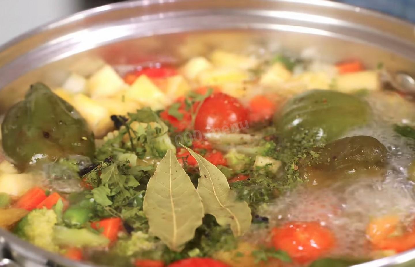 Шаг 8 приготовления Густой мясной суп с тыквой и овощной смесью