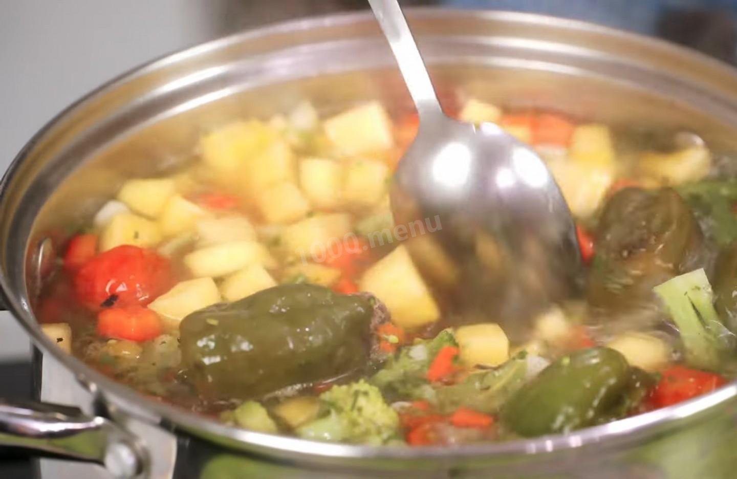 Шаг 9 приготовления Густой мясной суп с тыквой и овощной смесью