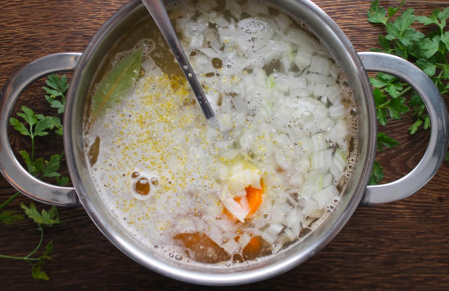 Шаг 5 приготовления Рыбный суп из головы лосося с кукурузной крупой