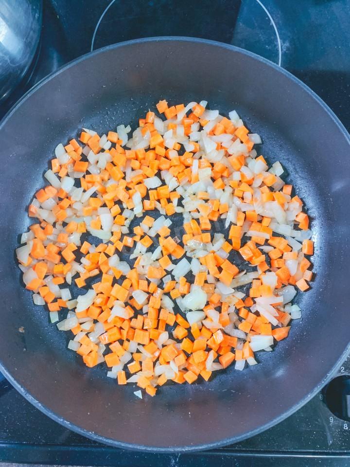 Шаг 5 приготовления Острый томатный суп из говядины с кукурузой, фасолью, соусом