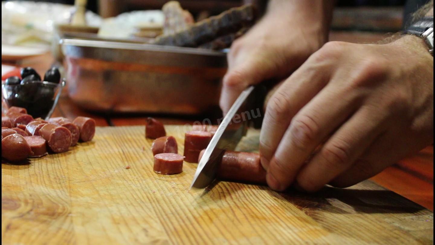 Шаг 6 приготовления Сборная мясная солянка в чугунке на углях